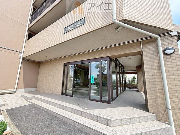 清掃や修理、不審者への声掛けも。管理員日勤は防犯にも有効