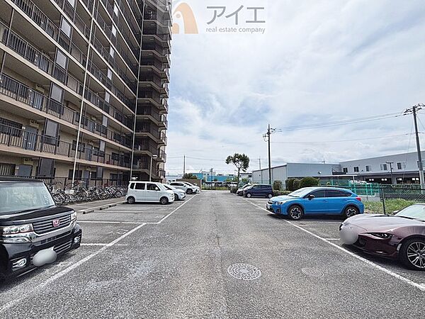 駐車場があるため車通勤の方にも安心なマンションです（要空確認）