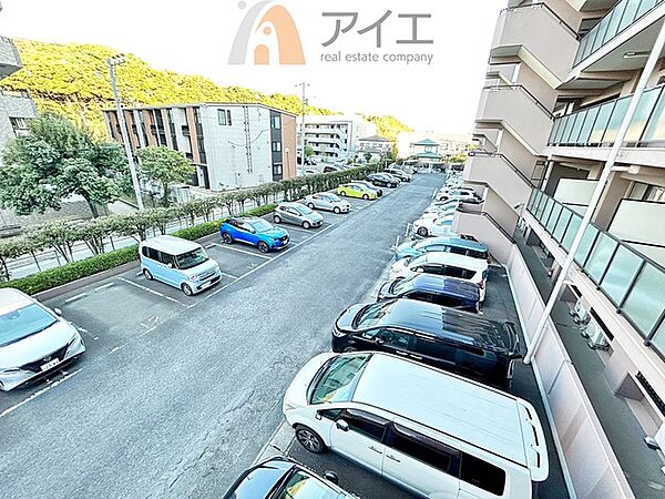 駐車場があるため車通勤の方にも安心なマンションです（要空確認）