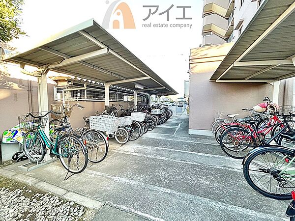 広々スペースの駐輪場はご家族の自転車を置くことができます