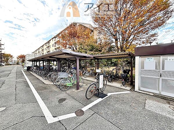 広々スペースの駐輪場はご家族の自転車を置くことができます
