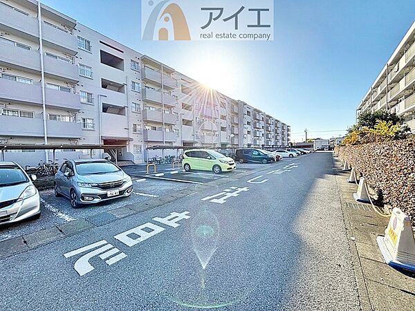 駐車場があるため車通勤の方にも安心なマンションです（要空確認）