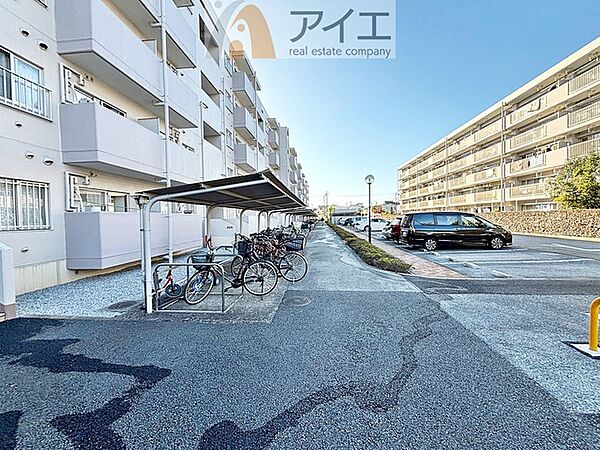 広々スペースの駐輪場はご家族の自転車を置くことができます