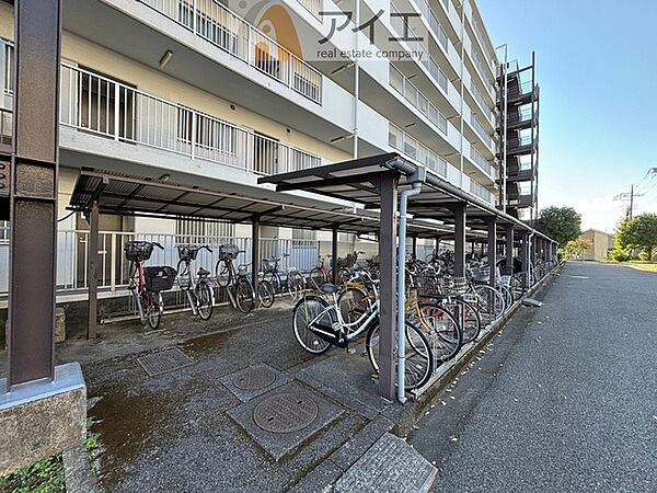 広々スペースの駐輪場はご家族の自転車を置くことができます