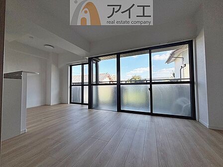 日差しがうれしいリビング、大窓からの見晴らしも良好