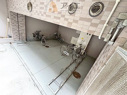 広々スペースの駐輪場はご家族の自転車を置くことができます