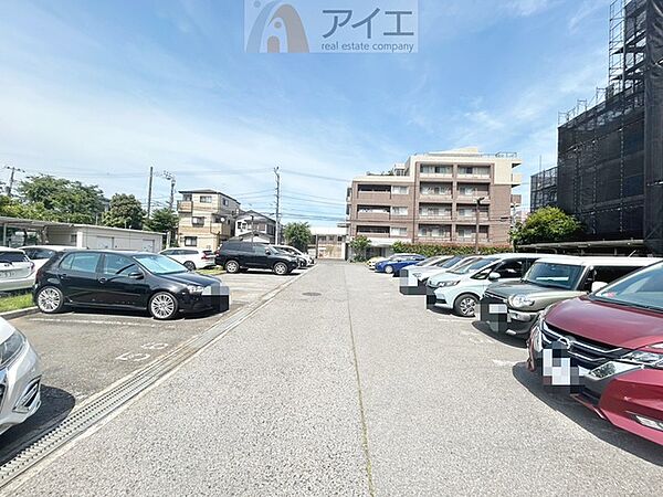 駐車場があるため車通勤の方にも安心なマンションです（要空確認）