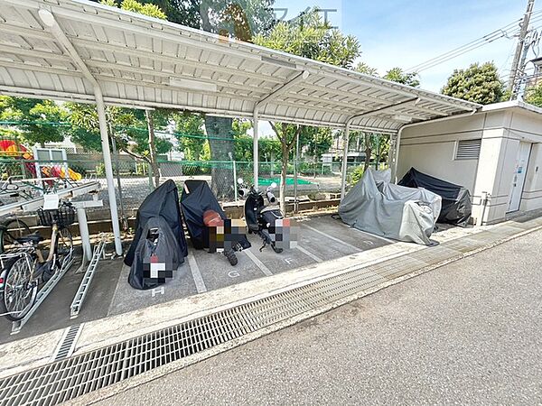 広々スペースの駐輪場はご家族の自転車を置くことができます