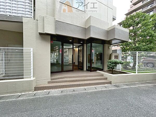 清掃や修理、不審者への声掛けも。管理員日勤は防犯にも有効