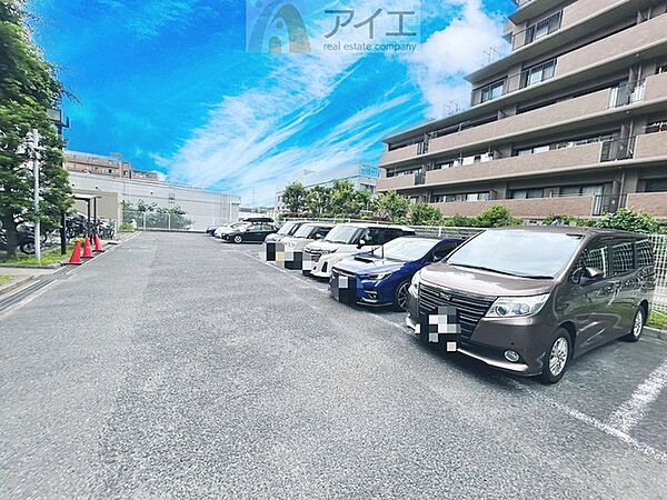 駐車場があるため車通勤の方にも安心なマンションです（要空確認）