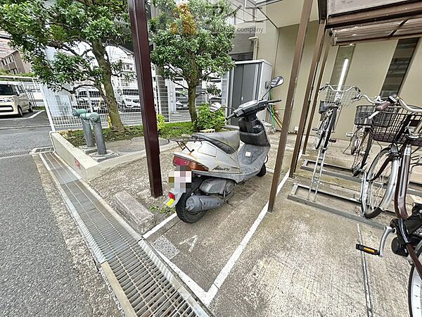 広々スペースの駐輪場はご家族の自転車を置くことができます
