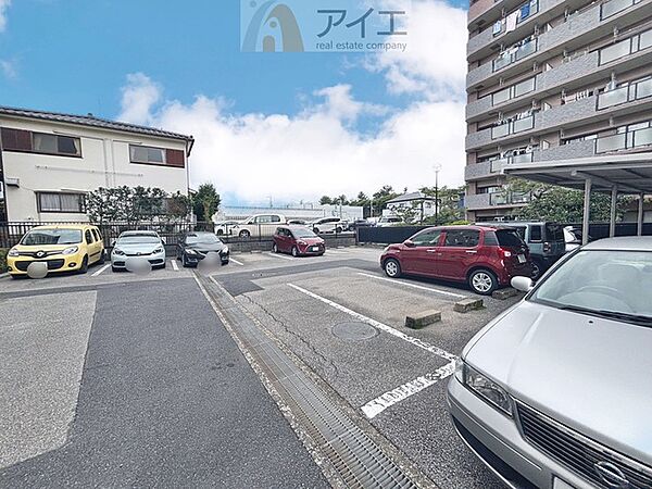 駐車場があるため車通勤の方にも安心なマンションです（要空確認）