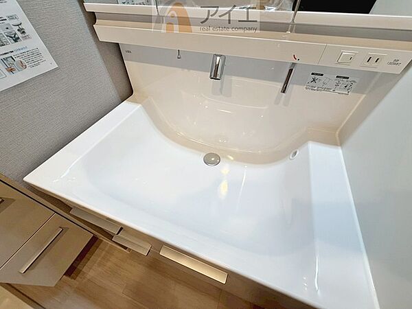 三面鏡にハンドシャワー付き、使いやすい洗面台