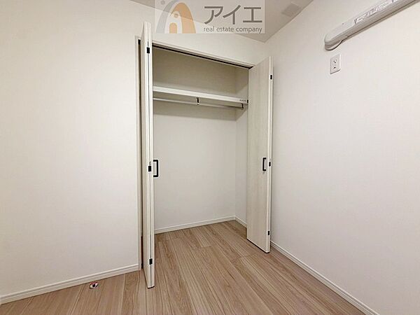 お子様の荷物も片付く、全居室収納スペース
