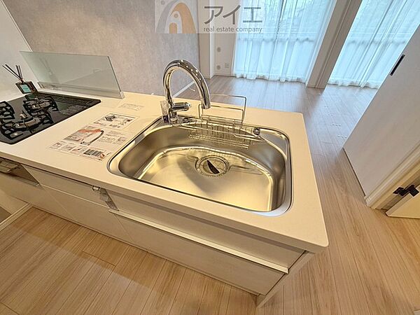 水道一体型の浄水器。ボタン一つで切替可能水回りもすっきり