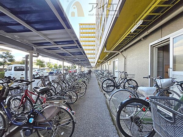 広々スペースの駐輪場はご家族の自転車を置くことができます