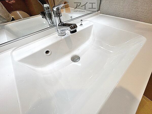 【施工例】三面鏡にハンドシャワー付き、使いやすい洗面台