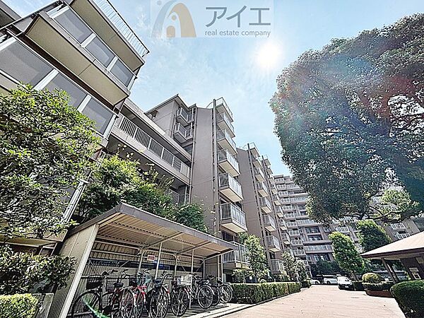 広々スペースの駐輪場はご家族の自転車を置くことができます