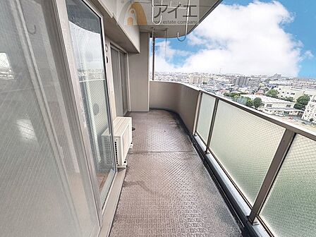 広々バルコニーは日当たり良好、ガーデニングも楽しめます?