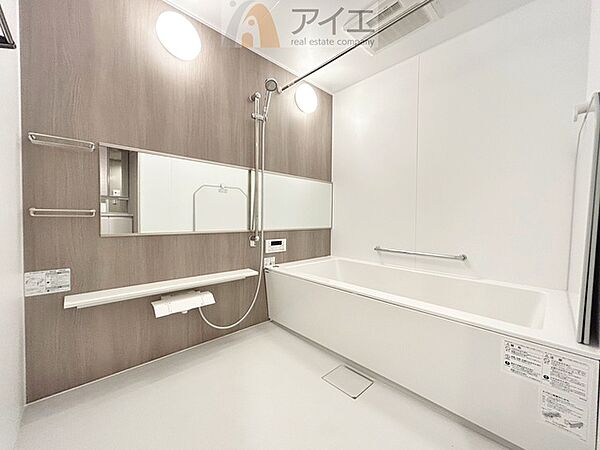 明るい感じ、贅沢な雰囲気でより快適なバスタイム