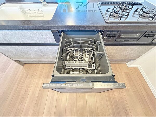 手に優しい、後片づけおまかせの食洗機。ママも食後のだんらんに加われます