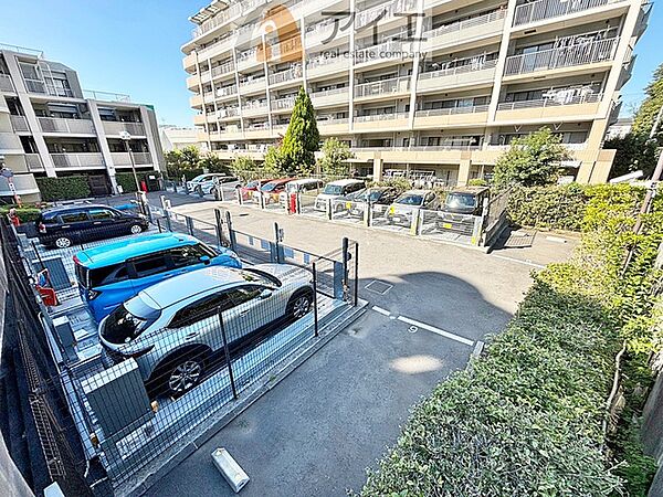 駐車場があるため車通勤の方にも安心なマンションです（要空確認）