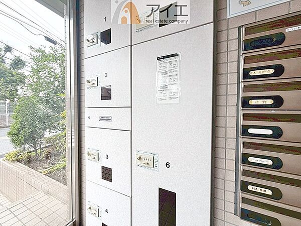 お出掛けが多くても安心な、宅配ボックスつき