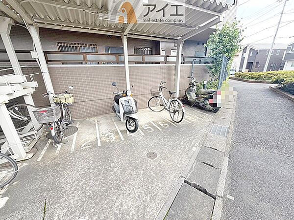 広々スペースの駐輪場はご家族の自転車を置くことができます