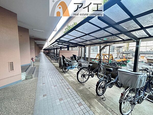 広々スペースの駐輪場はご家族の自転車を置くことができます