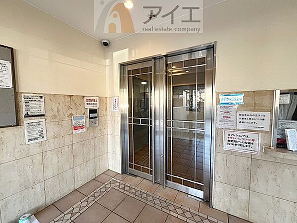 清掃や修理、不審者への声掛けも。管理員日勤は防犯にも有効