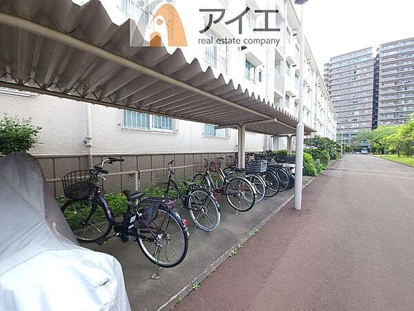 広々スペースの駐輪場はご家族の自転車を置くことができます