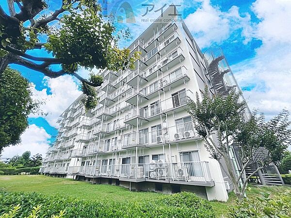 清掃や修理、不審者への声掛けも。管理員日勤は防犯にも有効