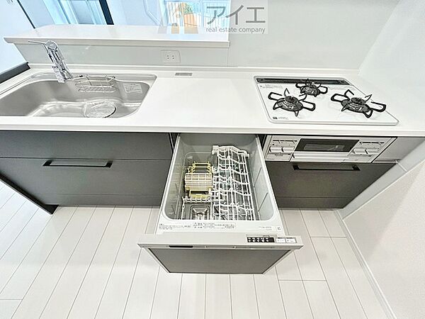 手に優しい、後片づけおまかせの食洗機。ママも食後のだんらんに加われます