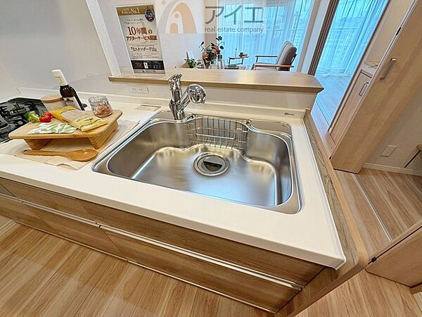 水道一体型の浄水器。ボタン一つで切替可能水回りもすっきり