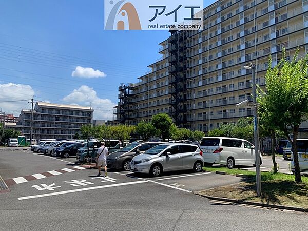 駐車場があるため車通勤の方にも安心なマンションです（要空確認）