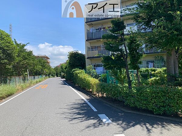 前面道路は歩道も整備され、小さなお子様にも安心