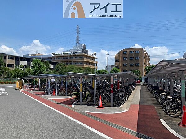 広々スペースの駐輪場はご家族の自転車を置くことができます