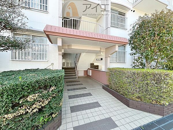 清掃や修理、不審者への声掛けも。管理員日勤は防犯にも有効