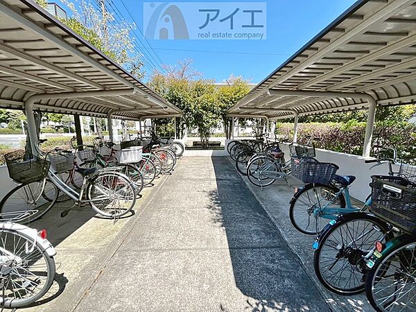 広々スペースの駐輪場はご家族の自転車を置くことができます