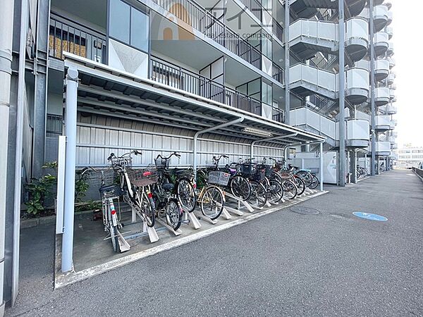 広々スペースの駐輪場はご家族の自転車を置くことができます