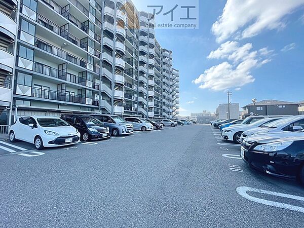 駐車場があるため車通勤の方にも安心なマンションです（要空確認）