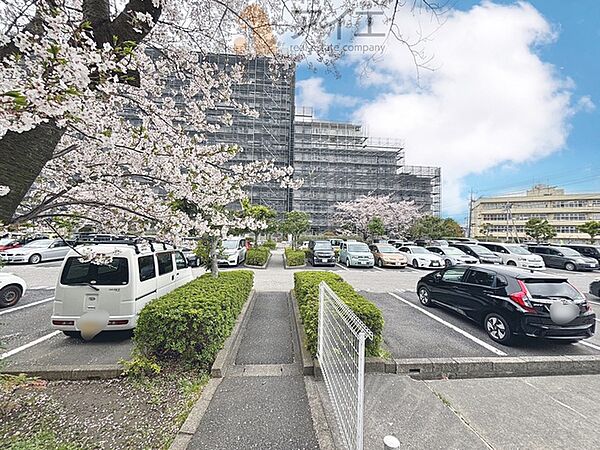 駐車場があるため車通勤の方にも安心なマンションです（要空確認）