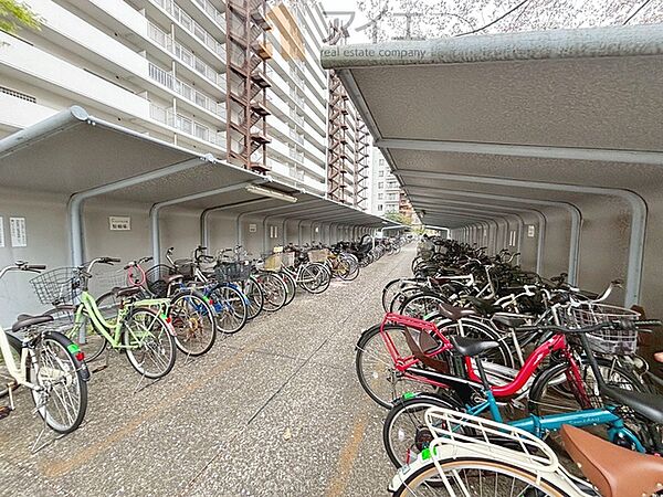 広々スペースの駐輪場はご家族の自転車を置くことができます