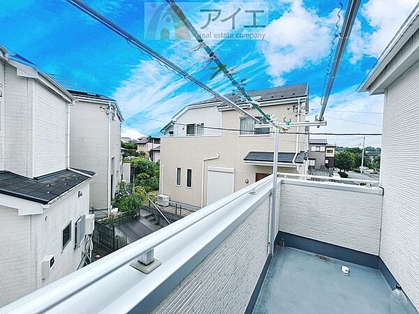 広々バルコニーは日当たり良好、ガーデニングも楽しめます