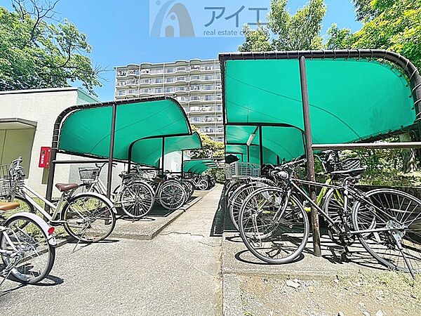 広々スペースの駐輪場はご家族の自転車を置くことができます