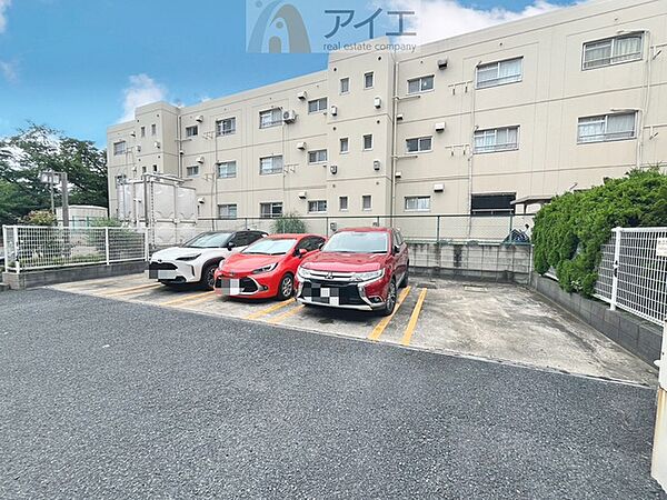 駐車場があるため車通勤の方にも安心なマンションです（要空確認）