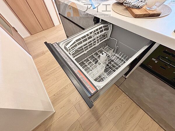 手に優しい、後片づけおまかせの食洗機。ママも食後のだんらんに加われます