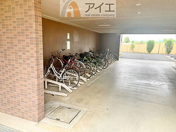 広々スペースの駐輪場はご家族の自転車を置くことができます