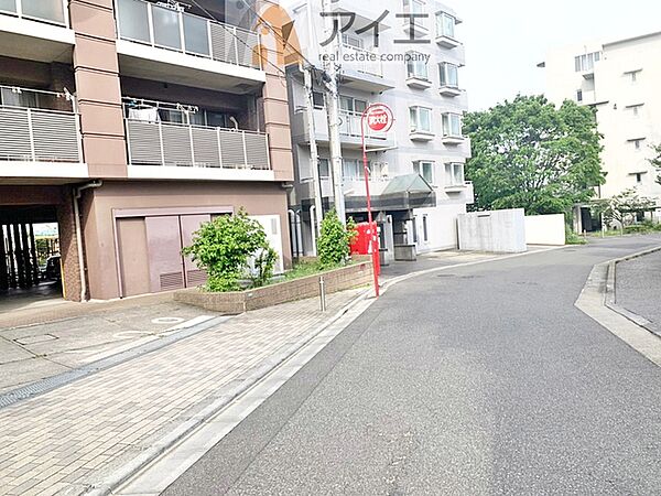 前面道路は歩道も整備され、小さなお子様にも安心