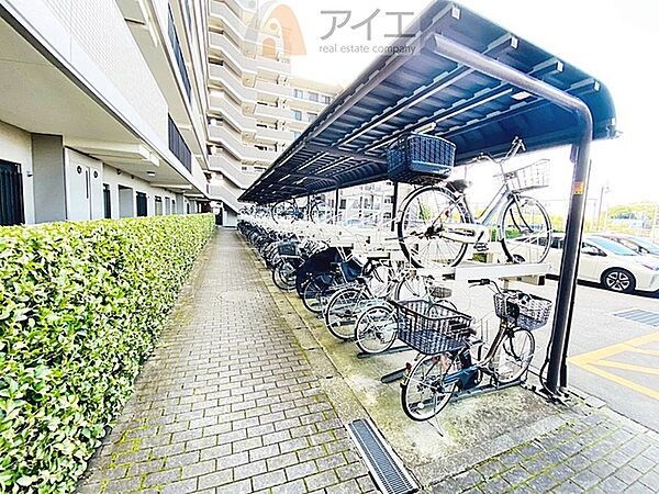 広々スペースの駐輪場はご家族の自転車を置くことができます